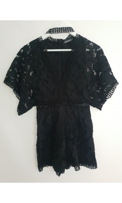 Short black culotte suit of the lace neck wide sleeves