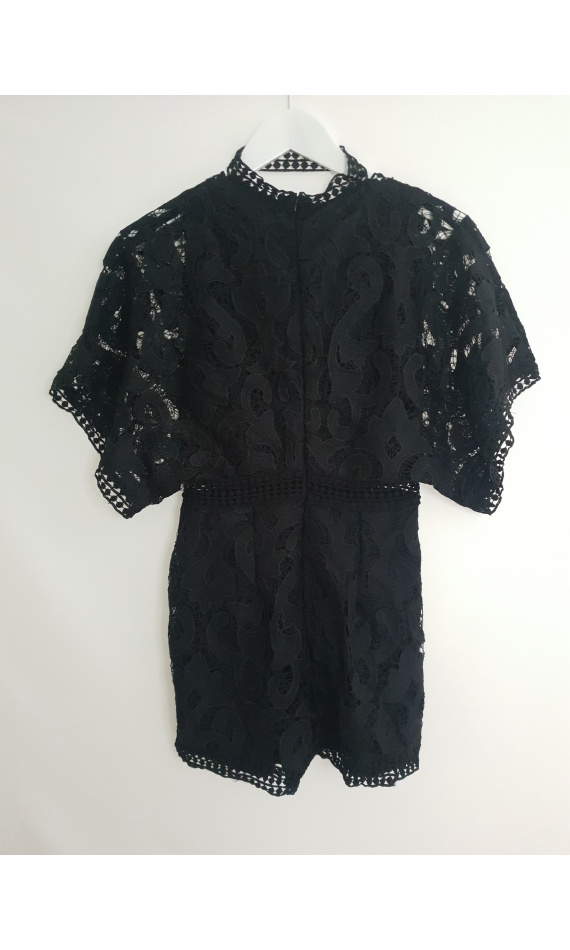 Short black culotte suit of the lace neck wide sleeves