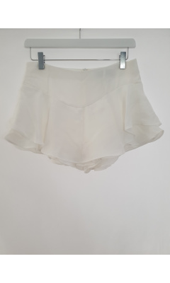 High-waisted white pair of shorts with stealing