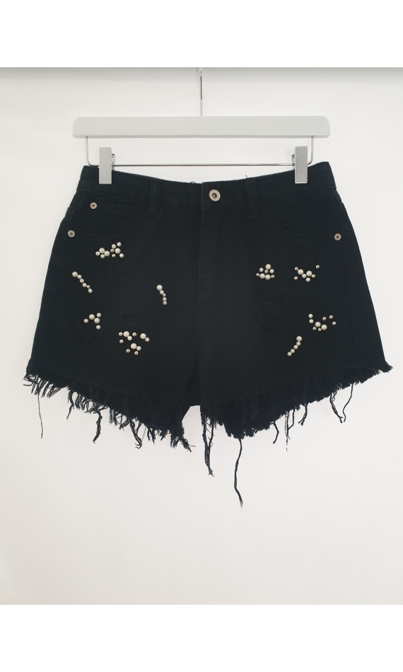 Black pair of shorts destroy in pearls