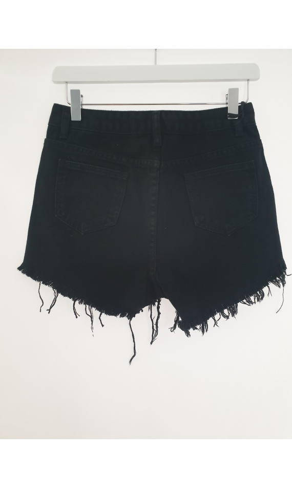 Black pair of shorts destroy in pearls